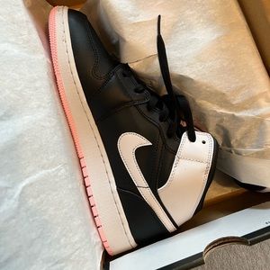 Brand new air Jordan 1 mid (GRADE SCHOOL 7Y)